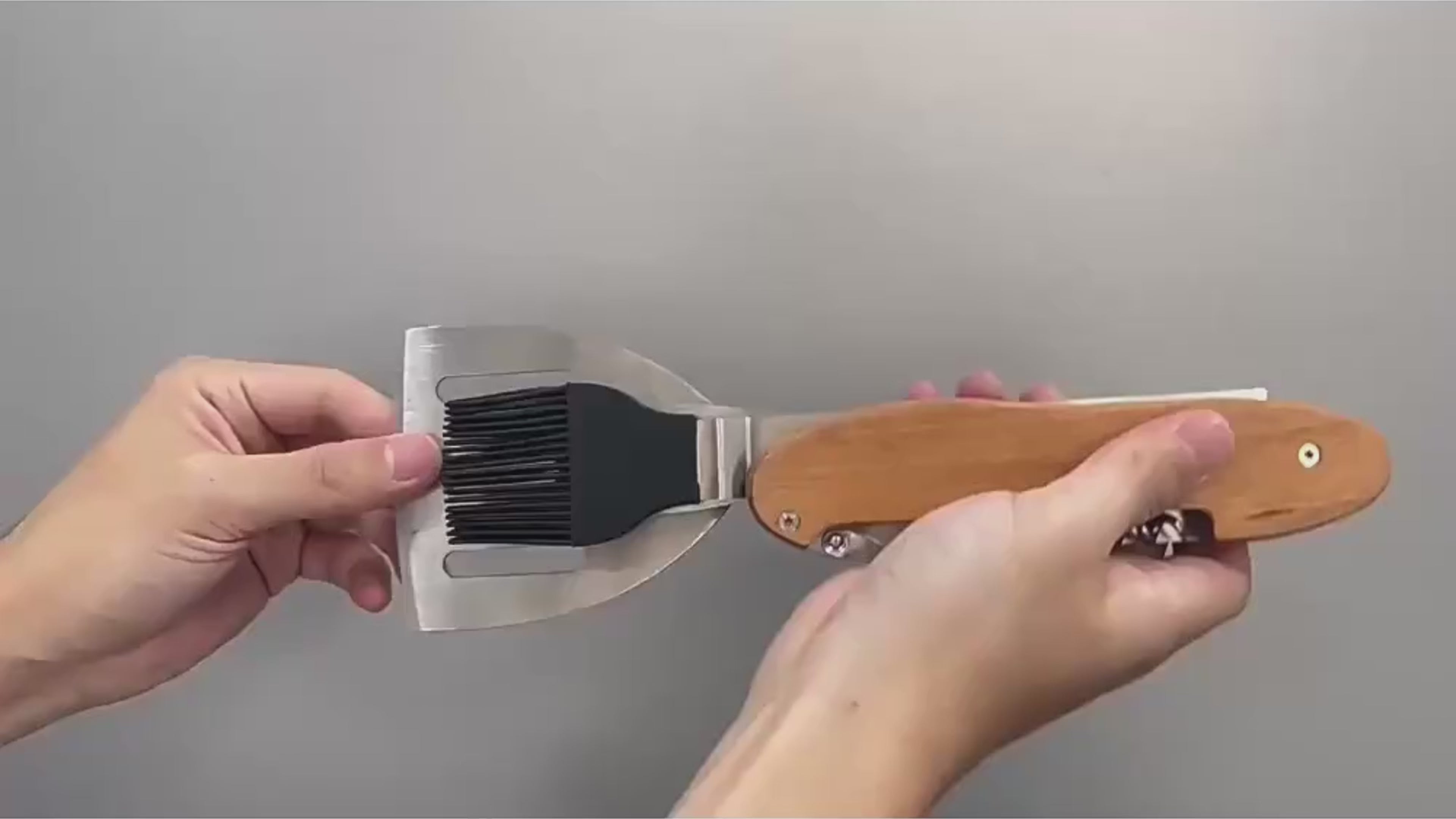 Charger la vidéo : &lt;p&gt;Découvrez en vidéo chaque détail de notre set BBQ 5-en-1. Solide, élégant et pratique, vous voyez exactement ce que vous recevez : des outils bien pensés, prêts à transformer vos grillades en un vrai moment de chef.&lt;/p&gt;